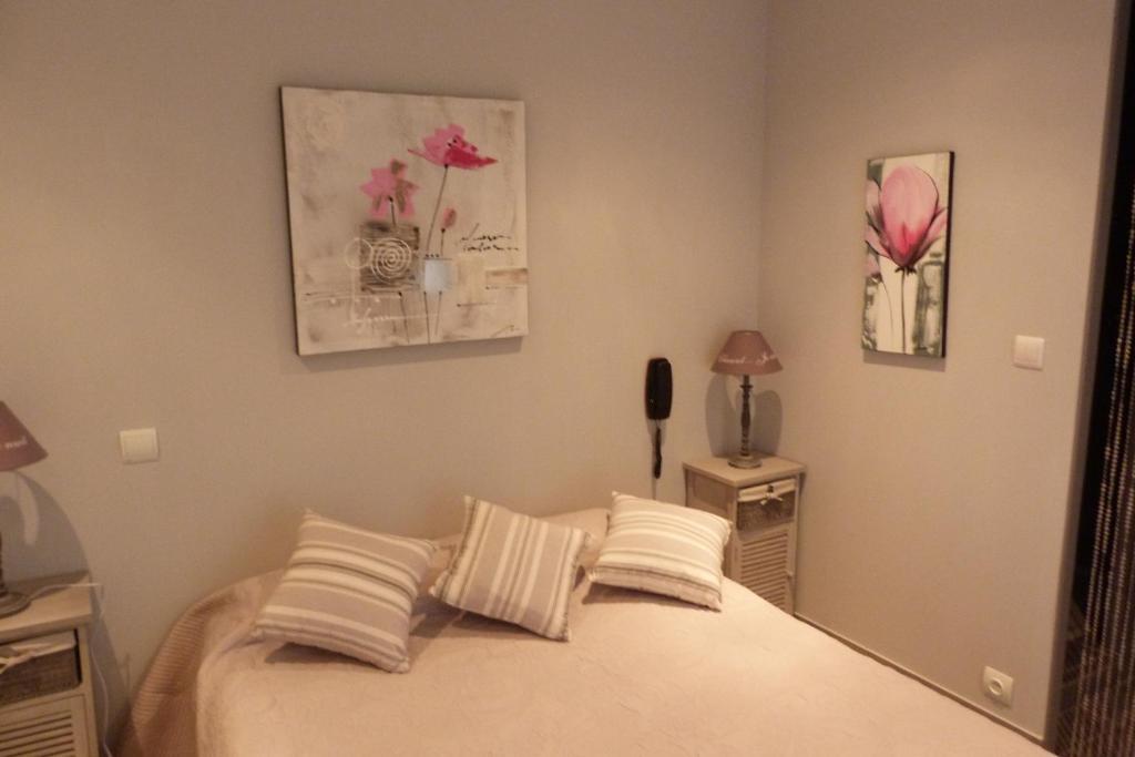 Lou Garbin Hotel Saint-Laurent-d'Aigouze Room photo